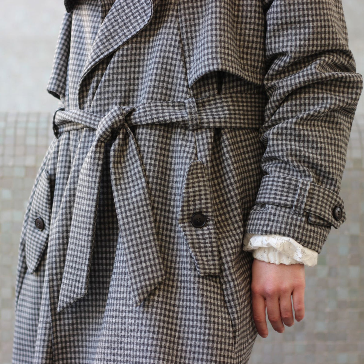 Variante Trenchcoat: Detail Gürtel und Taschenklappen