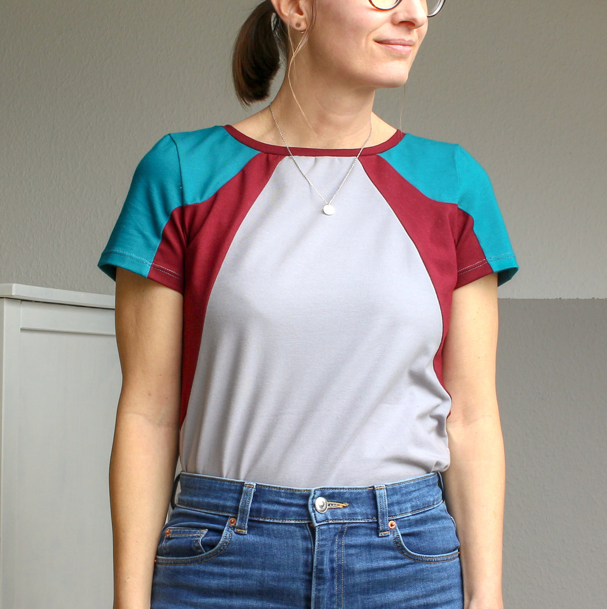 Schnittmuster Shirt Amy, genäht von Diana @ana.racoon in Größe 40 (Maße: Brustumfang 86cm, Taillenumfang 68cm, Hüftumfang 98cm), genäht aus Baumwolljersey, Variante: T-Shirt-Länge, normaler T-Shirt Ärmel, hoher Ausschnitt, 2 Teilungsnähte, weiterer Schnitt