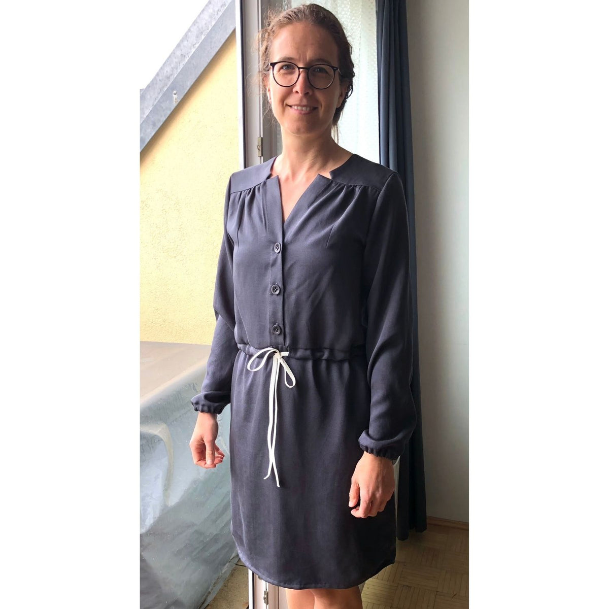 Schnittmuster Kleid/Bluse Emma genäht von Angels als Kleid mit langen Ärmeln aus Smooth Drape Tencel Twill Anchor in Größe 38 (Brustumfang 93cm, Taillenumfang 75cm, Hüftumfang 104cm, Oberarmumfang 27cm, Körpergröße 173cm)