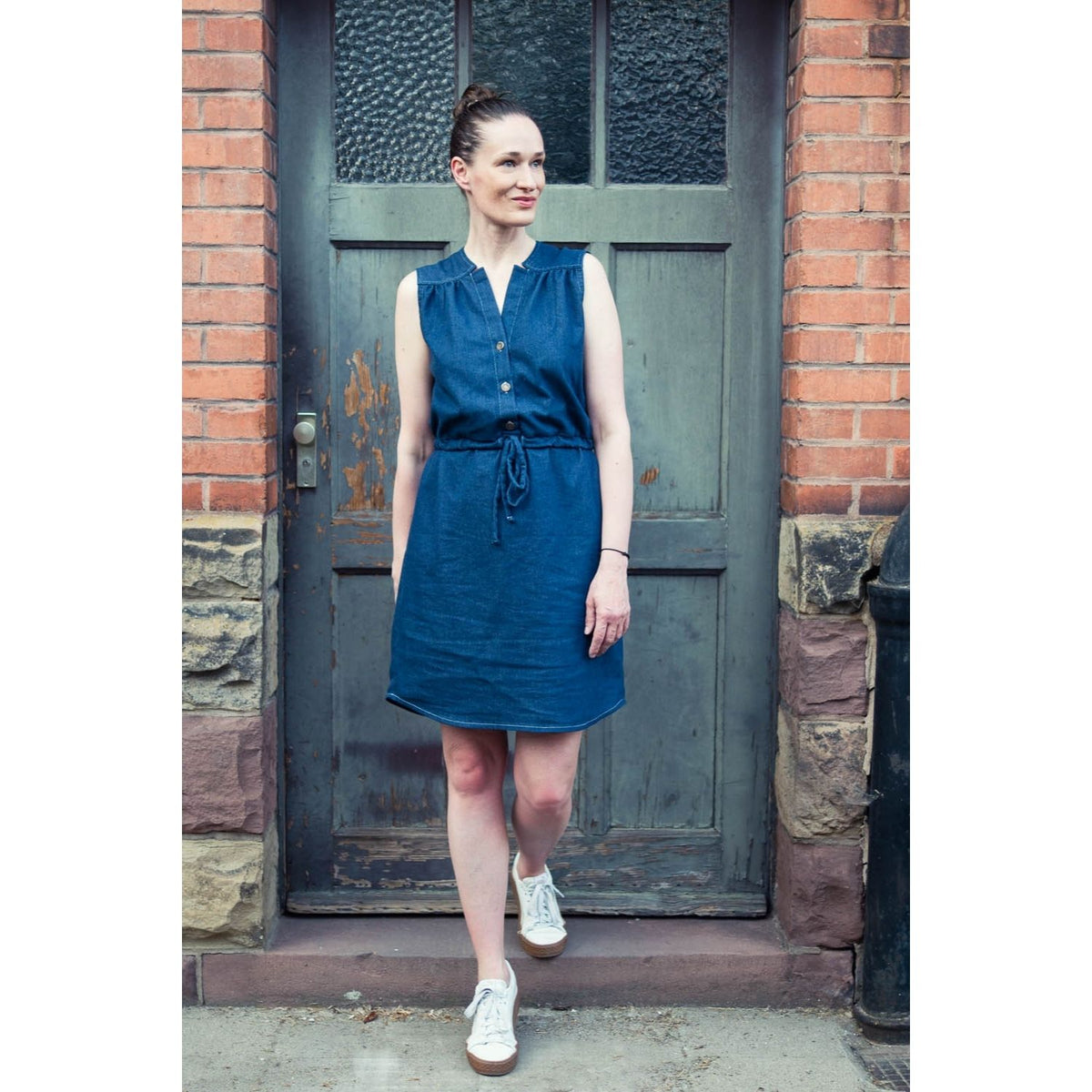 Schnittmuster Kleid/Bluse Emma genäht von Heike @meee_made als Kleid ohne Ärmel aus mittelschwerem Denim mit etwas Stretch in Größe 38 (Brustumfang 90cm, Taillenumfang 72cm, Hüftumfang 98cm, Oberarmumfang 29cm, Körpergröße 180cm)