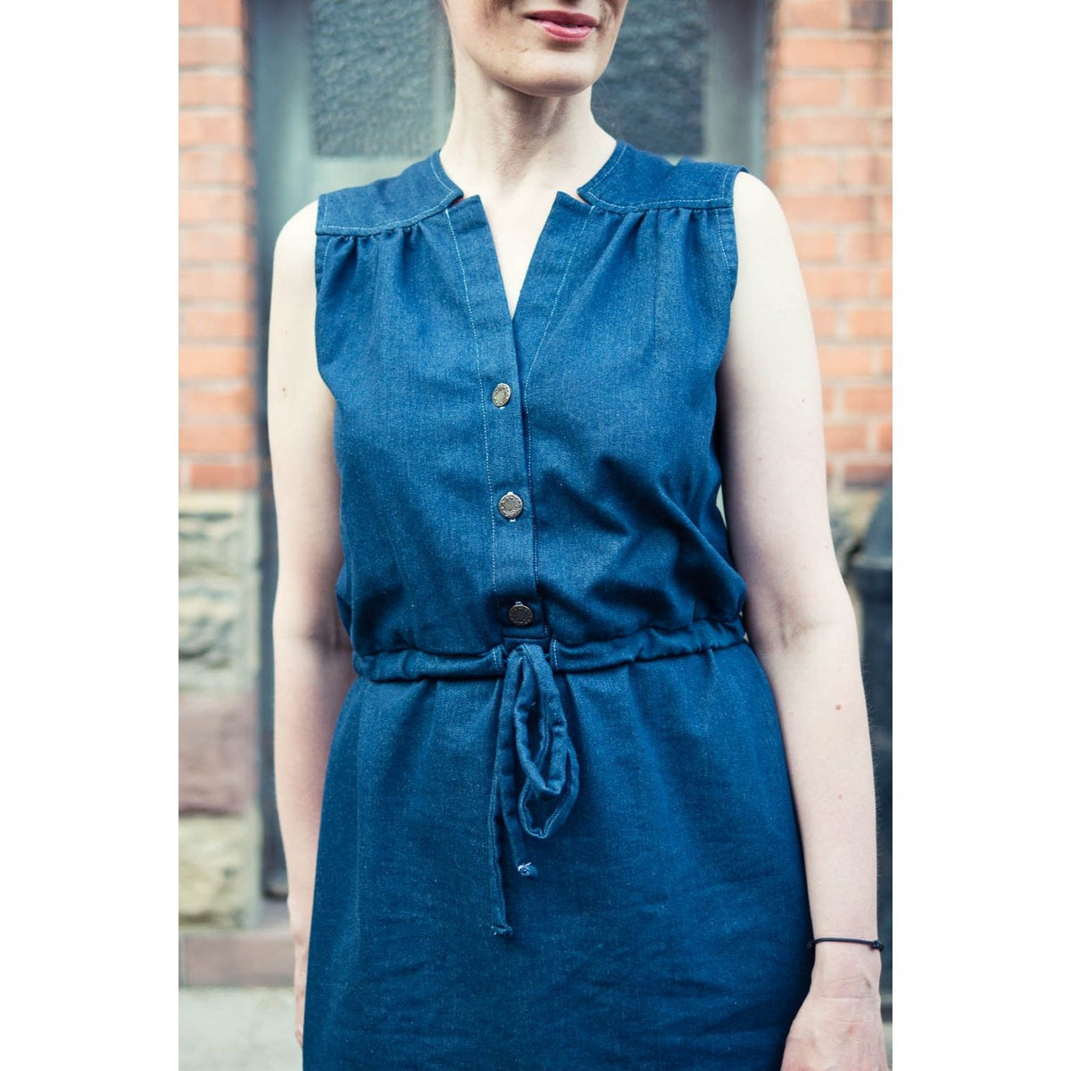 Schnittmuster Kleid/Bluse Emma genäht von Heike @meee_made als Kleid ohne Ärmel aus mittelschwerem Denim mit etwas Stretch in Größe 38 (Brustumfang 90cm, Taillenumfang 72cm, Hüftumfang 98cm, Oberarmumfang 29cm, Körpergröße 180cm)