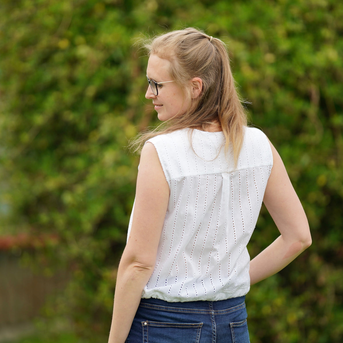 Schnittmuster Kleid/Bluse Emma genäht von Romana als Bluse ohne Ärmel aus feinem Baumwollbatist mit Lochstickerei in Größe 34 (Brustumfang 84cm, Taillenumfang 72cm, Hüftumfang 92cm, Körpergröße 160cm)