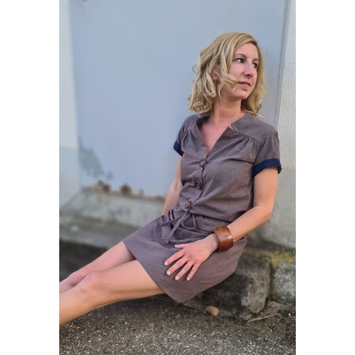 Schnittmuster Kleid/Bluse Emma genäht von Sara als Kleid mit kurzen Ärmeln aus einem leichten Baumwoll-/Leinen-Mix in Größe 34 (Brustumfang 86cm, Taillenumfang 71cm, Hüftumfang 90cm, Oberarmumfang 24cm, Körpergröße 160cm)