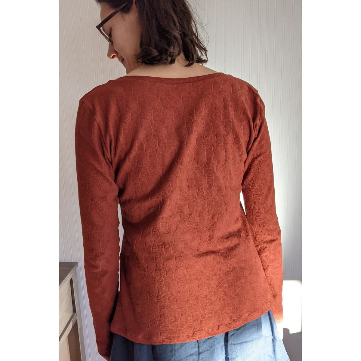 Schnittmuster Shirt Amy, genäht von Stephanie in Größe 40 (Maße: Brustumfang 92cm, Taillenumfang 83cm, Hüftumfang 102cm, Oberarmumfang 30cm), genäht aus Mind the Maker: Organic Leaf Jacquard, Variante: Länge Tunika, lange Ärmel, V-Ausschnitt und Klassik hinten, weiterer Schnitt