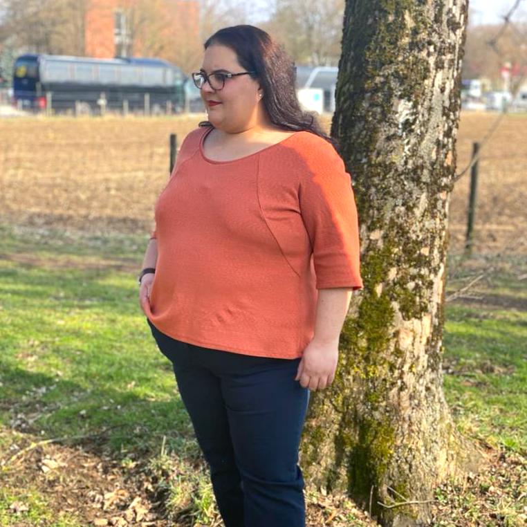 Schnittmuster Shirt Amy, genäht von Yvonne in Größe 50 (Maße: Brustumfang 121cm, Taillenumfang 112cm, Hüftumfang 142cm, Oberarmumfang 40cm), genäht aus Swafing: Jacquardjersey „Prag“ Slubeffekt Apricot, Variante: weiter Ausschnitt mit 3/4 Ärmel in der T-Shirt Länge , 1 Teilungsnaht