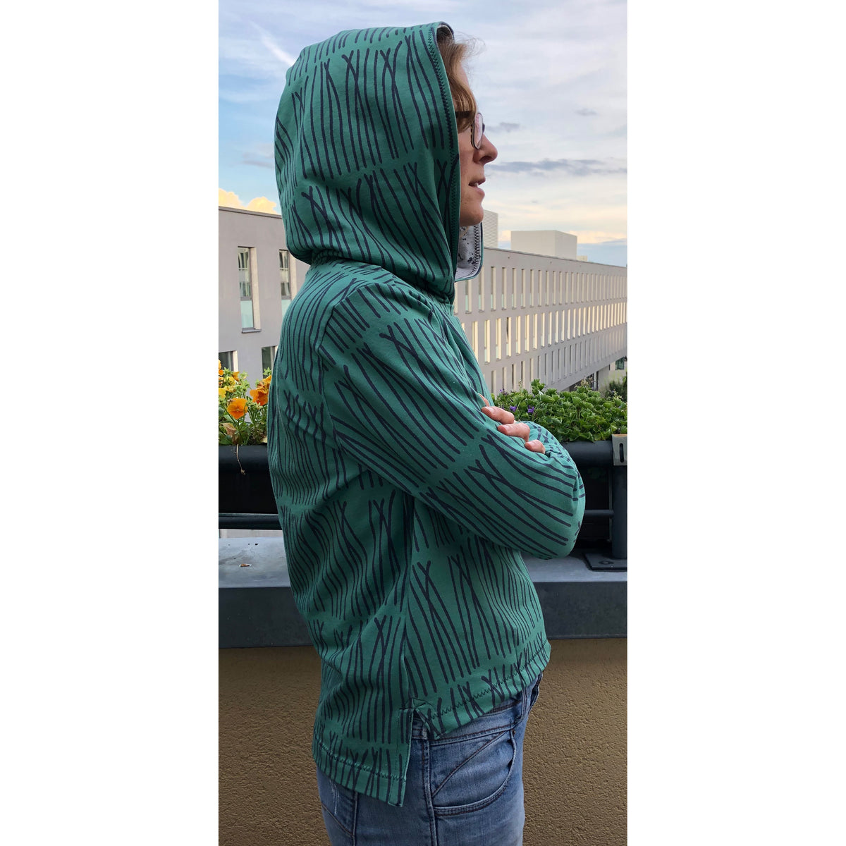 Schnittmuster Shirt Matice genäht mit Kapuze und seitlichen Schlitzen von @angels_via