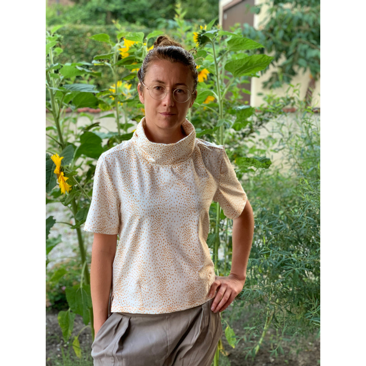 Schnittmuster Shirt Matice genäht mit aufgestelltem Kragen und kurzen Ärmeln von @fraulein_edie