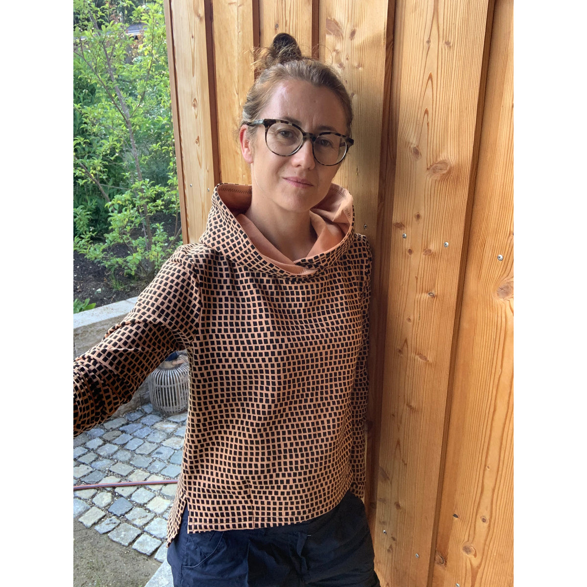 Schnittmuster Shirt Matice genäht mit Kapuze, Abnähern und seitlichen Schlitzen von @fraulein_edie