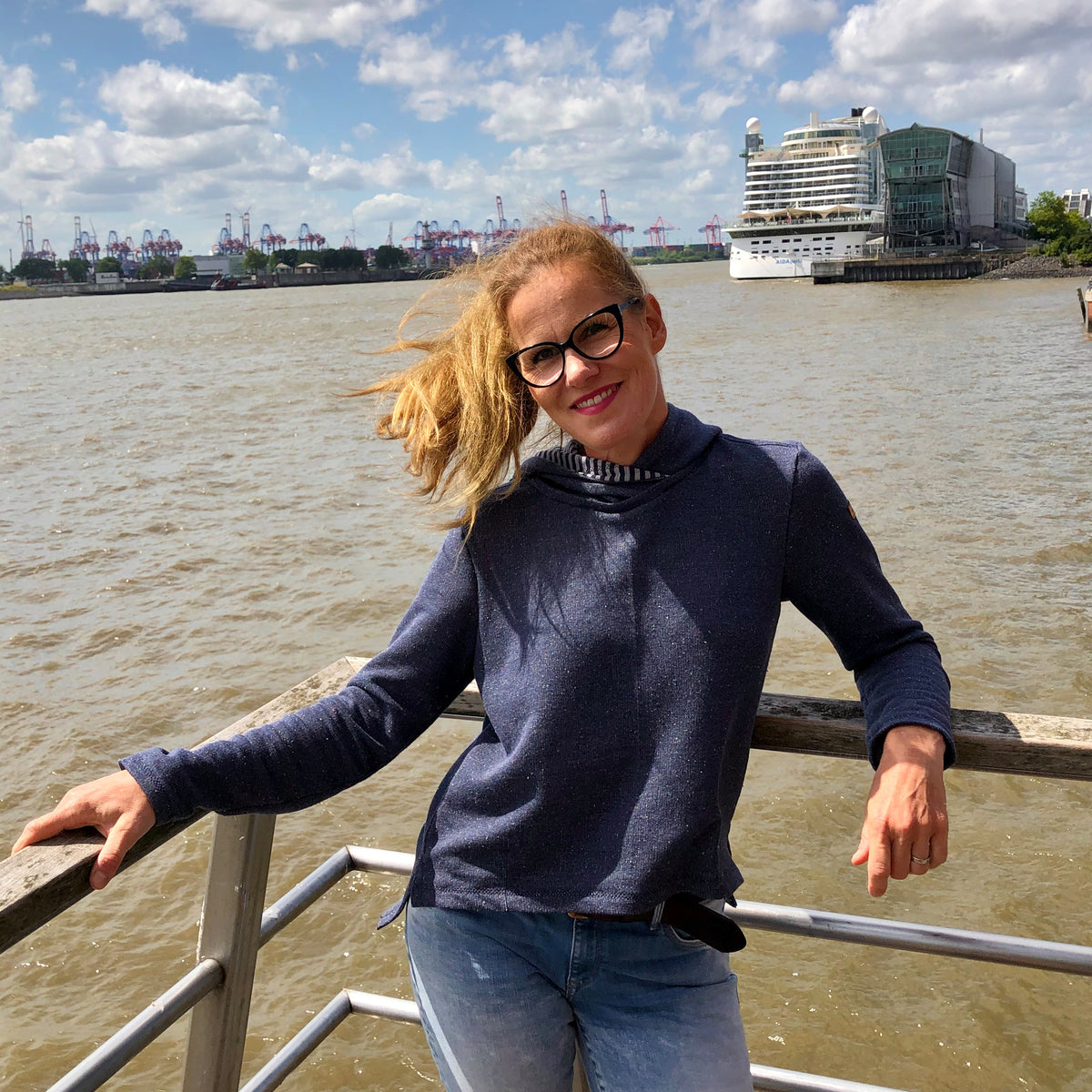 Schnittmuster Shirt Matice genäht mit Kapuze und seitlichen Schlitzen von @das_naehmonster