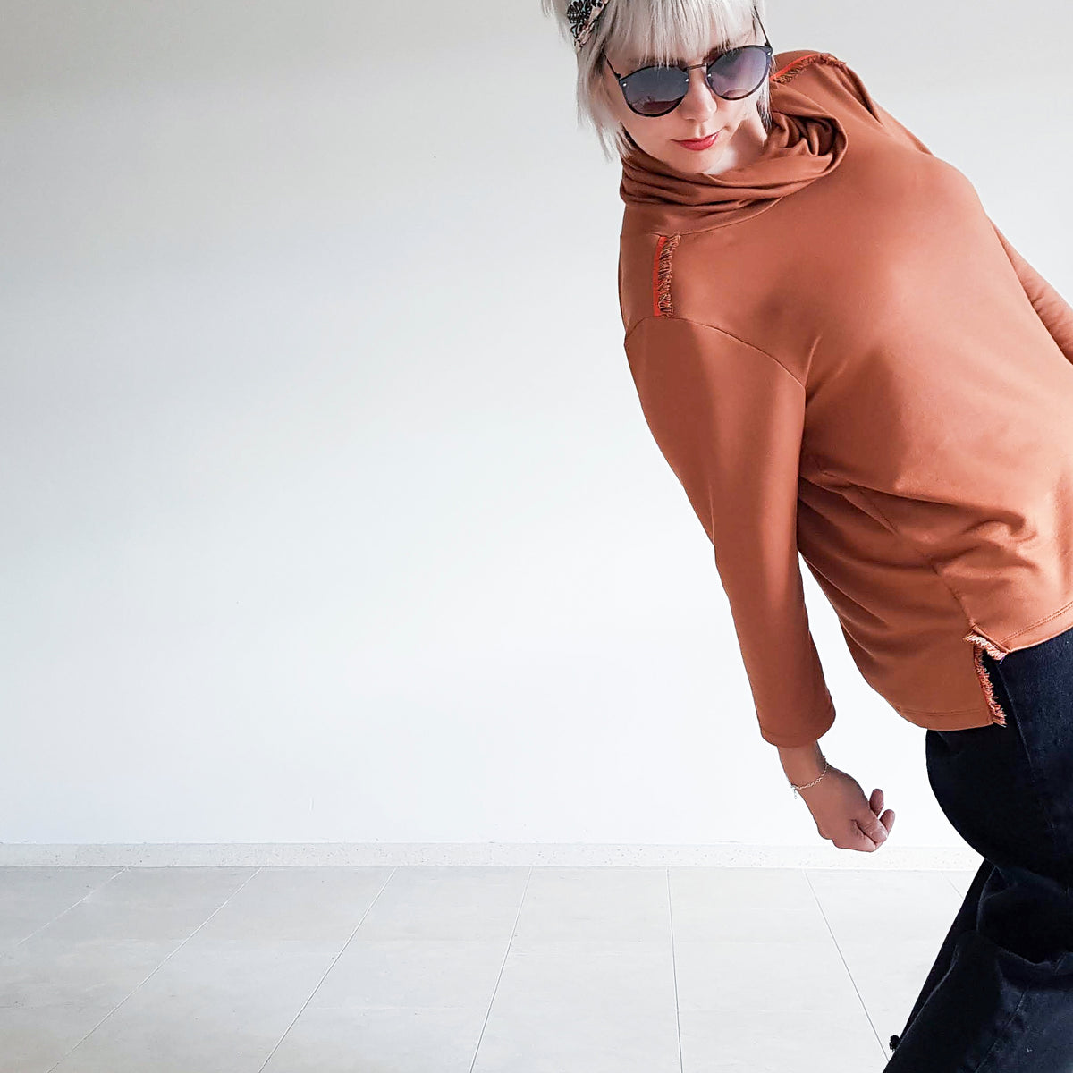 Schnittmuster Shirt Matice genäht als Longsleeve mit aufgestelltem Kragen und seitlichen Schlitzen von @joana.jogguli