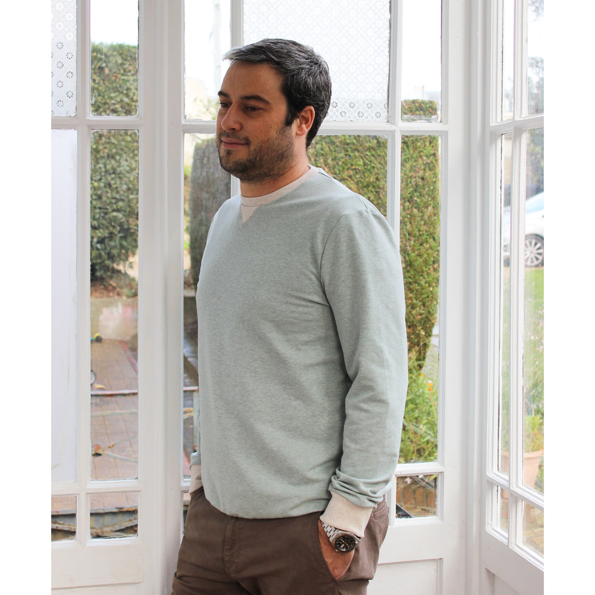 Basic-Shirt für Männer mit Dreiecks-Einsatz