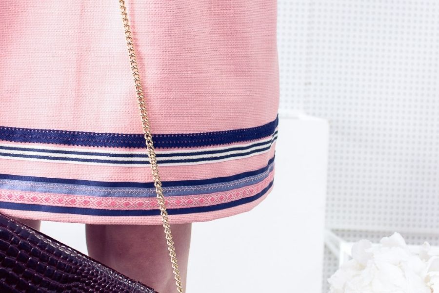 Bänder auf einem Rock applizieren, Bänder applizieren, Bänder auf Kleidungsstück