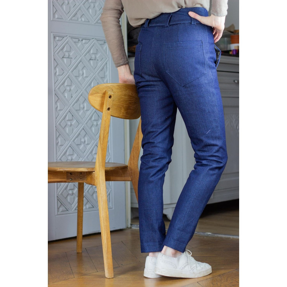 Schnittmuster Hose Réglisse als Jeans: hoher Bund, Gürtelschlaufen, vordere Taschen, Gesäßtaschen, enger Sitz