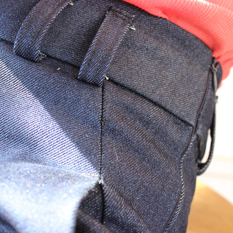 Schnittmuster Hose Réglisse als Jeans: hoher Bund, Gürtelschlaufen, vordere Taschen, Gesäßtaschen, enger Sitz